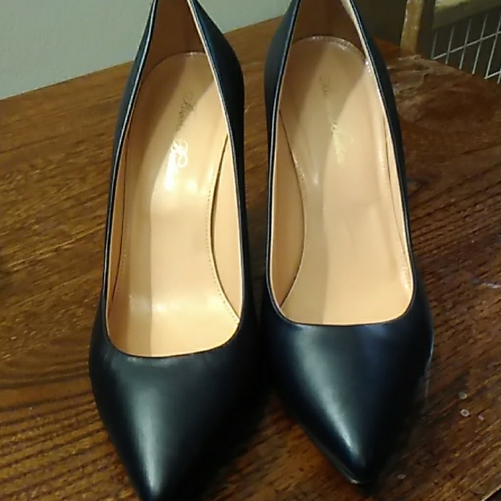 Brooks Brothers Size 8.5 Navy Pumps